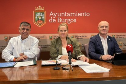 La alcaldesa de Burgos, Cristina Ayala, con Juan Manuel Manso y Ángel Manzanedo.