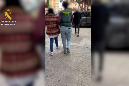 Una imagen de la detención de la mujer acusada de fraude.