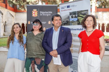 Carlos Gallo, presidente de Sodebur, junto a representantes de territorios de España, Francia y Portugal implicados en el proyecto RuralSilverHubs, financiado por el Programa de Cooperación INTERREG SUDOE.