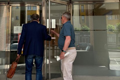 El alcalde de La Cueva de Roa accediendo al juzgado