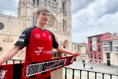 Niklas Gaard posa con la bufanda del Club Balonmano Burgos ante la Catedral.