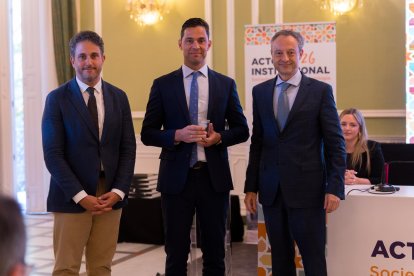 La Sociedad Española de Neurología premia a cuatro neurólogos de la Comunidad por su labor científica y social. En la imagen, Diego Santos recibe el “Premio SEN Trastornos del Movimiento”.