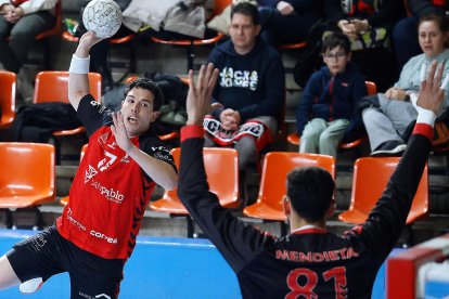 Pedroarena seguirá en El Plantío tras renovar con el Balonmano Burgos.