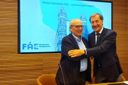 Nacho San Millán y Alberto Gómez Barahona se felicitan tras la firma del convenio.