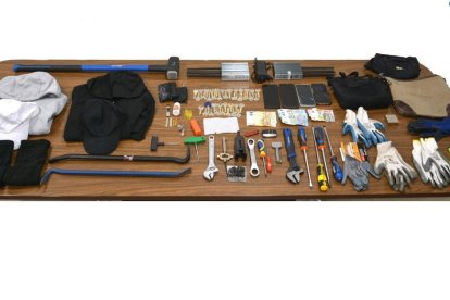 Imagen del material que llevaban los detenidos en el vehículo