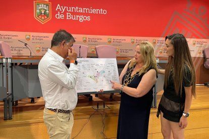 Juan Manuel Manso, Cristina Ayala y Andrea Ballesteros muestran el mapa que se enviará en forma de díptico a la ciudadanía burgalesa.