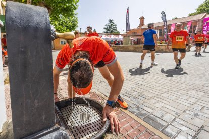 Las temperaturas no dan tregua por culpa de la ola de calor y obligan a refrescarse, como este deportista en una fuente de Burgos.