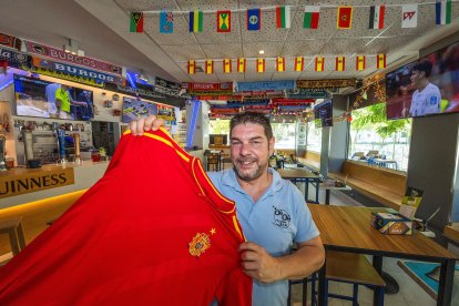 Alberto Bergado, del bar Oé Oé, con una camiseta de la Selección Española.
