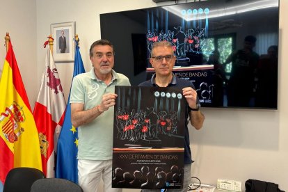 El concejal posa junto a José Antonio Sánchez con el cartel firmado por Javier Gil