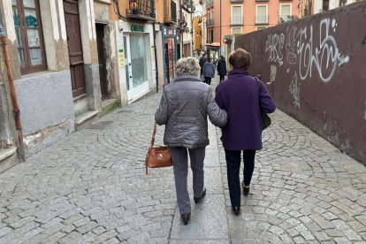 La izquierda pide medidas para ayudar a las personas mayores