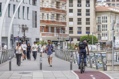 La pasarela Gran Teatro está incluida entre las zonas peatonales que pueden usar los ciclistas, pero carece de señalización.