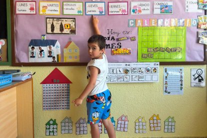 Martín en su clase del colegio de Sasamón.