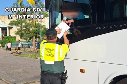 Un agente de la Guardia Civil revisa la documentación de un vehículo