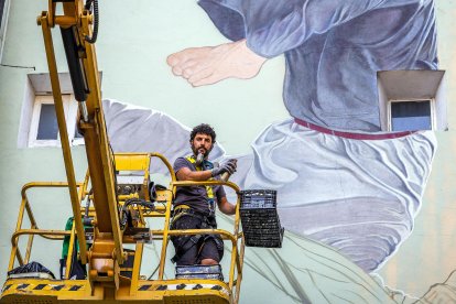 Christian Sasa durante su intervención en la calle Carcinerías dentro del proyecto Street Art del 25 Certamen Internacional de Danza Contemporánea Burgos Nueva York.