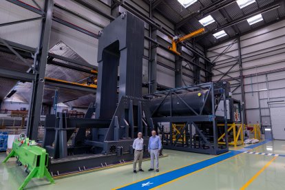 Andrés Hernando, CEO de Hiperbaric, y Xabier Berasategui, CEO de TTT Group, en las instalaciones de la compañía burgalesa.