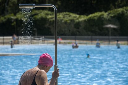 Bañistas en una jornada de sol y calor, en las piscinas municipales del Plantío.
