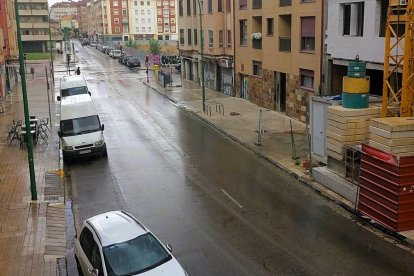 La lluvia llegó a la capital burgalesa y trajo consigo una bajada de temperaturas y fuertes rachas de viento.