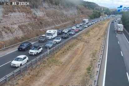 La retención se inicia en el kilómetro 31 sentido Burgos, donde se produjo el accidente, y se prolonga en dirección Biriviesca.