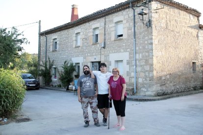Gustavo y Arancha junto a su hijo Marco frente a la casa que han adquirido en San Pedro Samuel.