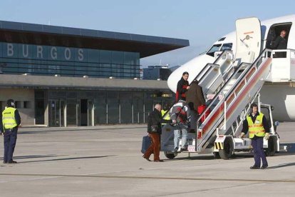 Un grupo de pasajeros sube a un aviónen el aeropuerto de Villafría.