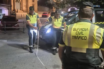 Imagen de agentes de Tráfico en el lugar del accidente.