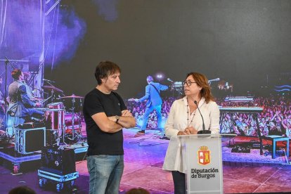 Ramiro Molinero, director del Ebrovisión, con la diputada provincial Raquel Contreras.