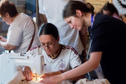 Mujeres de Covarrubias y universitarios trabajan juntos en ‘Huellas’.