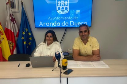 La concejala de Turismo, Amaya Sanz, con el concejal de Vox, Sergio Chagartegui