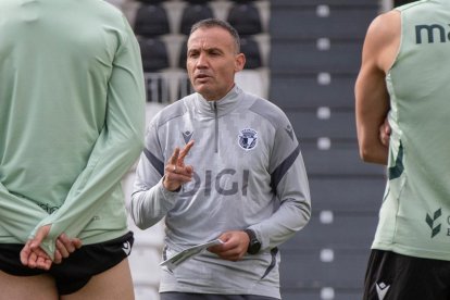 Sergio Francisco durante el entrenamiento del viernes, preparando el partido contra el Sanse, a quien quiere derrota en El Plantío.