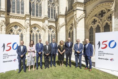 El presidente de Ibercaja, en el centro, junto con representantes de la Fundación Círculo, la Catedral y el Ayuntamiento de Burgos en la celebración del 150 aniversario de la entidad.