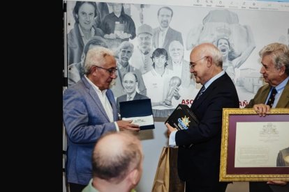 Aparicio entregó el reconocimiento a Pablo Llarena.