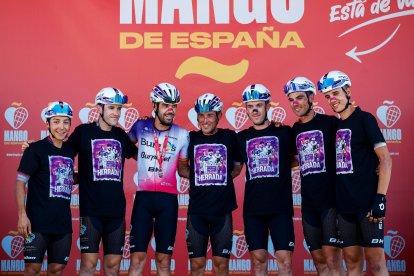 El equipo lució unas camisetas en homenaje a la retirada de Jesús Herrada.