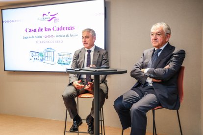Barbero y Clemente, en la Casa de las Cadenas de Miranda.