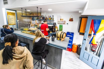 El bar La Barrica recupera la normalidad tras el asalto sufrido hace unos días de madrugada.