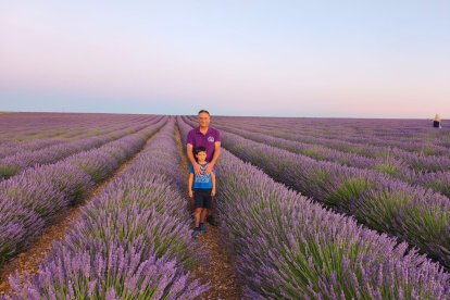 Miguel posa con su hijo en uno de los campos de lavanda de Caleruega