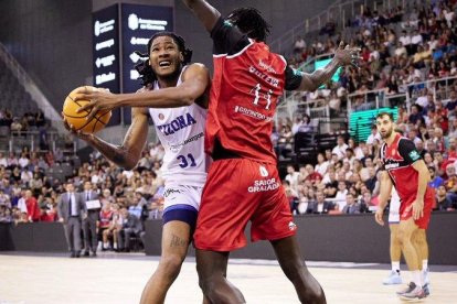 Javonte Brown trata de lanzar a canasta.