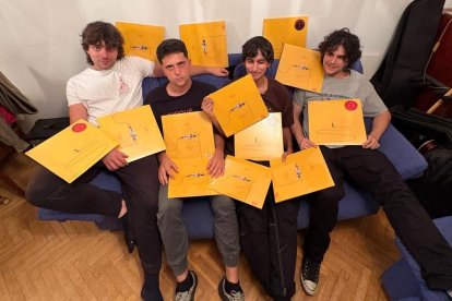 El grupo burgalés Memocracia, con varios ejemplares de su último disco.