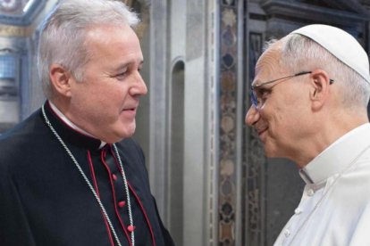 El Papa León XIV saluda al arzobispo de Burgos, Mario Iceta.