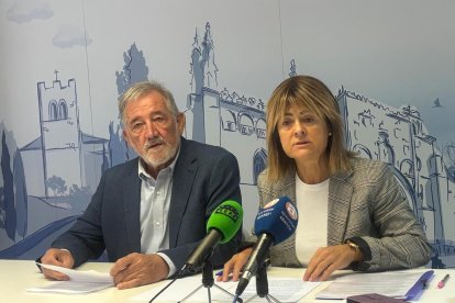 José María Jimeno y Cristina Valderas con concejales por el PP en Aranda