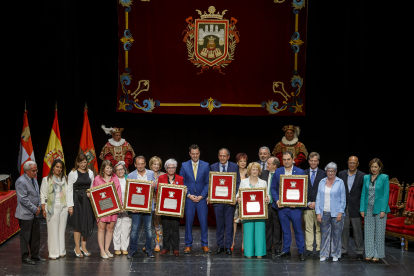 Entrega de galardones de 'Buen Vecino' y 'Burgalés de Pro' en el Teatro Principal. SANTI OTERO
