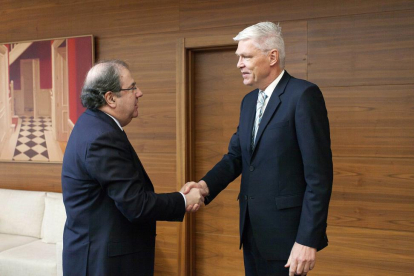 El presidente de la Junta de Castilla y León, Juan Vicente Herrera, recibe al embajador danés en España, John Nielsen.-ICAL