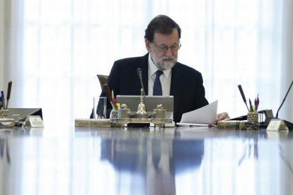 El jefe del Ejecutivo, Mariano Rajoy, preside la reunión extraordinaria del Consejo de Ministros en la que se aprobarán las medidas concretas en aplicación del artículo 155 de la Constitución para hacer frente a la actuación del presidente de la Generalit-EFE / JUAN CARLOS HIDALGO