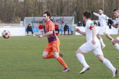 Cerezo persigue un balón en un partido disputado en la Ciudad Deportiva Isabel I de Castañares-Raúl G. Ochoa