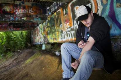 Un heroinómano consumiendo en Washington-AP/ DAVID GOLDMAN