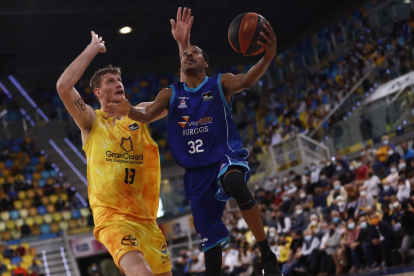 Renfroe penetra ante la defensa de Pustovyi. ACB PHOTO / M. HENRÍQUEZ