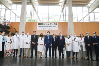El presidente de la Junta, políticos y representantes sanitarios celebraron la primera década del HUBU. SANTI OTERO