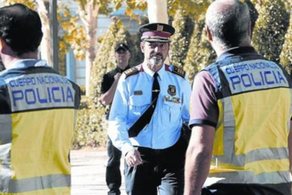 El mayor Trapero abandona la Audiencia Nacional de Madrid el 6 de octubre, tras prestar declaración ante la jueza Lamela-JUAN MANUEL PRATS