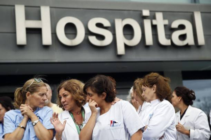 Personal sanitario protesta a las afueras del Hospital Carlos III, este martes.-Foto: REUTERS / ANDREA COMAS