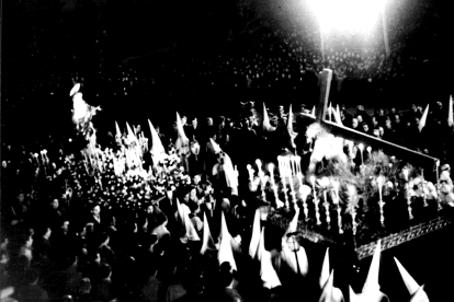 Instante de la procesión de El Encuentro celebrada en 1947. FEDE