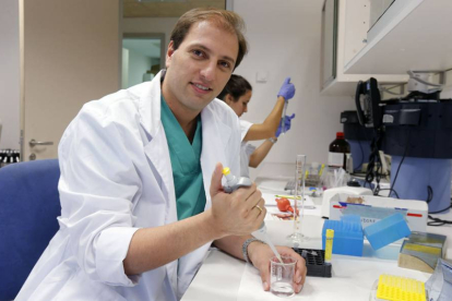 El doctor Daniel Al Kassam en la Unidad de Investigación.-RAÚL G. OCHOA